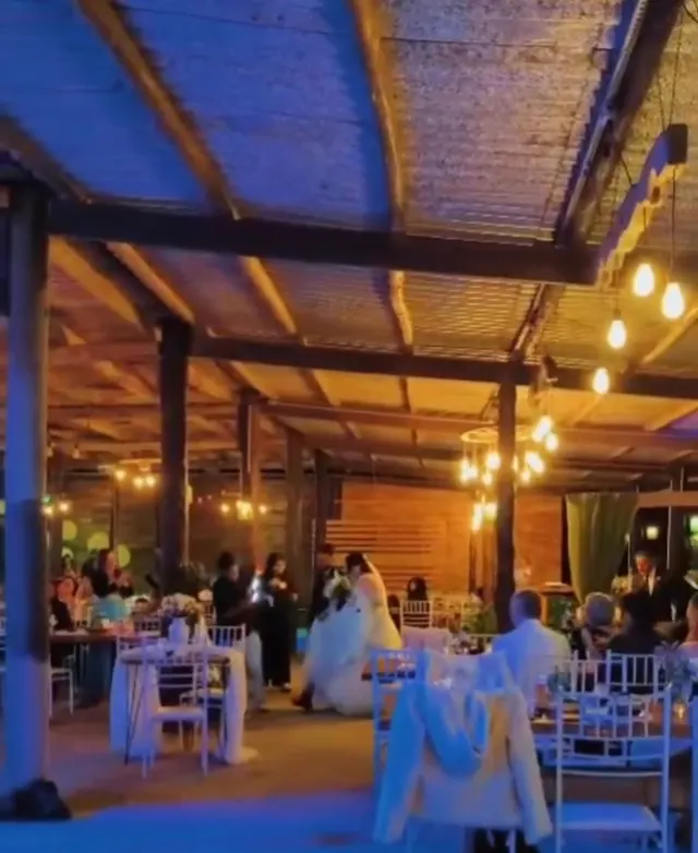 Salão do casamento de Lavínia e Douglas iluminado à noite