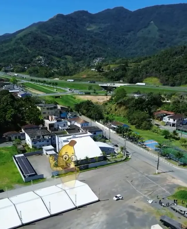 Vista aérea do recinto da FLIMI 2026, em Miracatu, entre as montanhas
