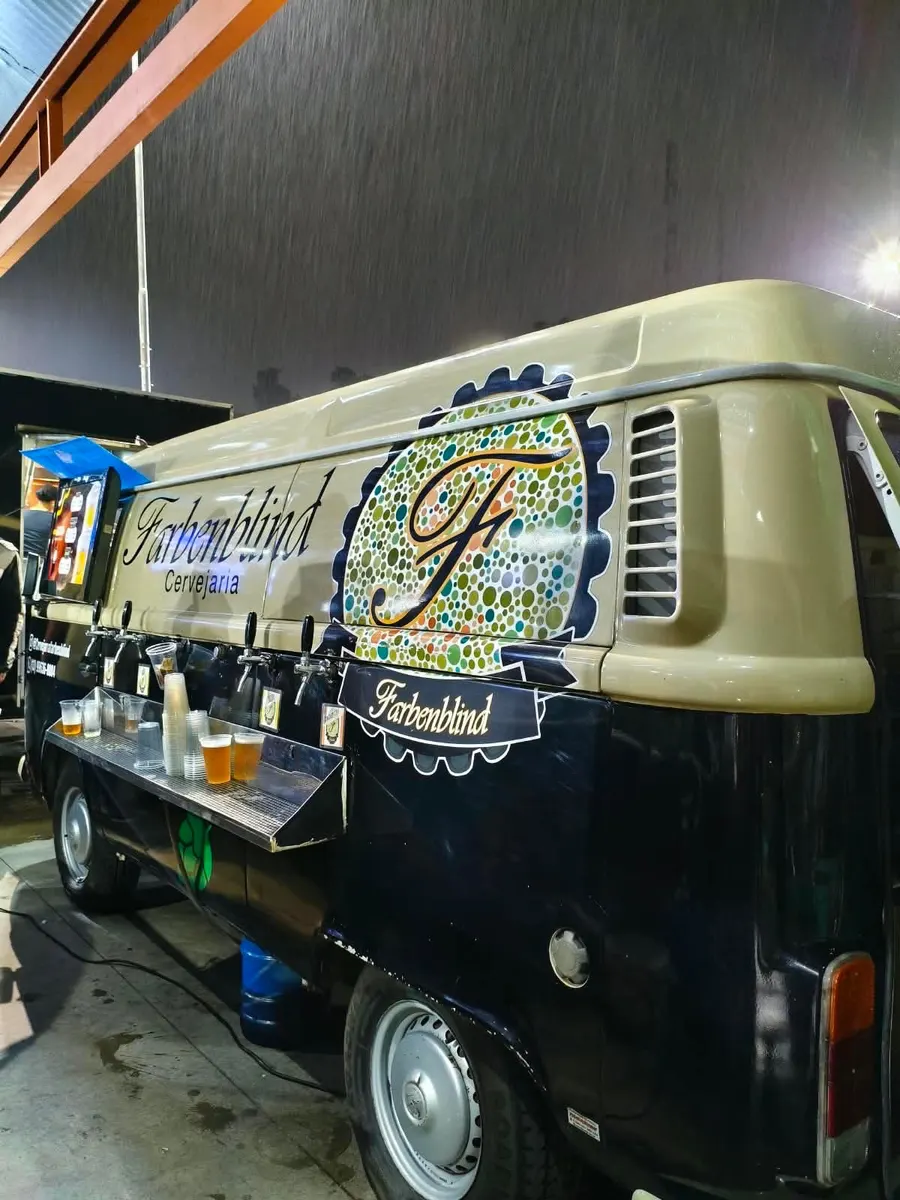 A Kombeer da Farbenblind, Kombi creme e azul com o logo de bolinhas e as torneiras de chopp na lateral