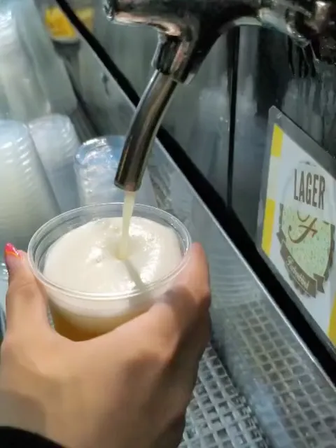 Chopp Lager sendo tirado na torneira, com a etiqueta Lager da Farbenblind