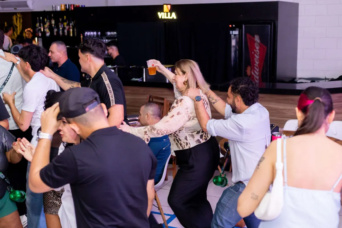 Público dançando na 7ª Villa Oktoberfest, em Cajati
